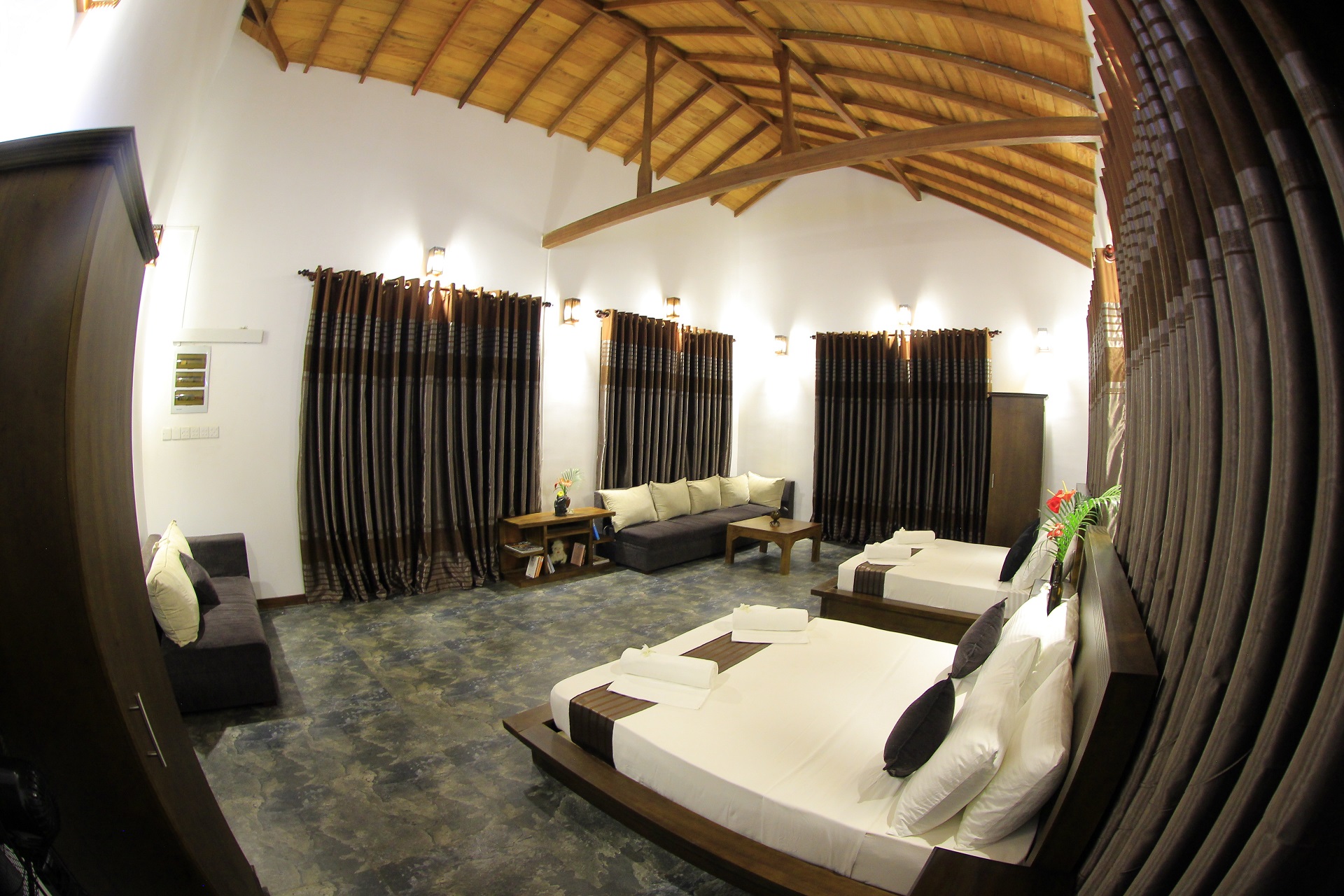 Villa Hiriketiya family room – sleeps up to 6, 2 Queen beds with AC