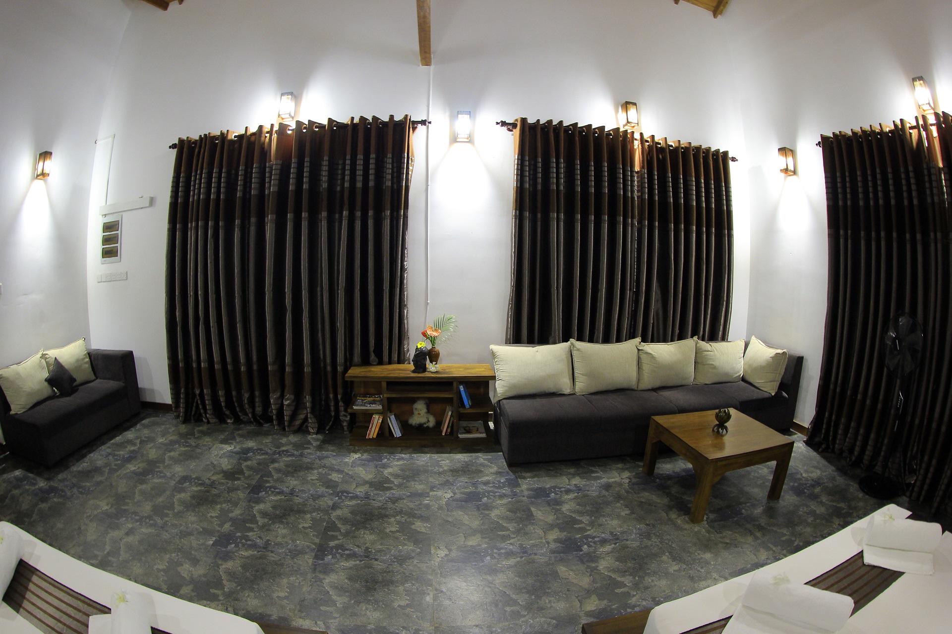 Villa Hiriketiya air-conditioned room with traditional Sri Lankan décor